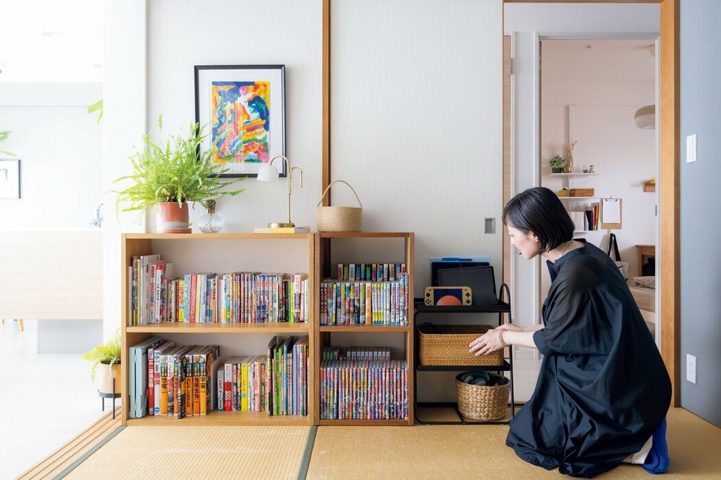 「扉はすべてあけっぱなし」「ごちゃつくものは見えない場所に」。家がキレイな人の「リビング」をすっきり見せるアイデア5つ