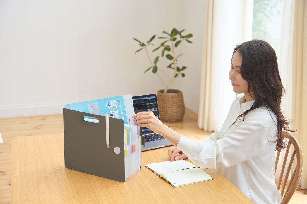 約1200点から選ばれた「本当に使える文房具」5つ。書類を一覧できるファイルや、スマホのロックケースも