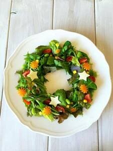 さらに2にミニトマト、型抜きしたニンジンとチーズ、枝豆を散らします。