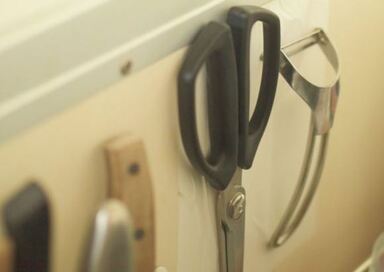 「100円マグネット」で家事ラク！しまいにくいハサミやピーラーを壁にピタッ