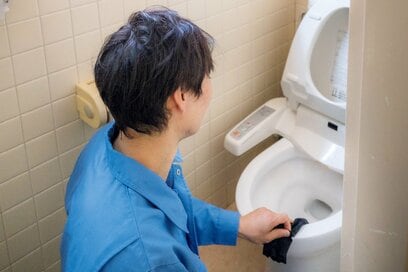 3つの手順で「トイレのにおい」が消えた。便器は“下から上”にふくのが鉄則／プロの大掃除ワザ