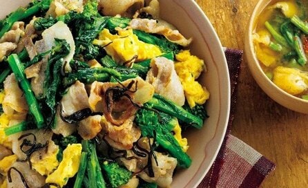 「豚肉と菜の花の塩昆布卵炒め」がメインの2品献立。たっぷり食べても低糖質