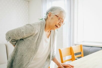 閉経後に注意したい「骨粗鬆症」。自覚症状がないからこそ日常のケアを