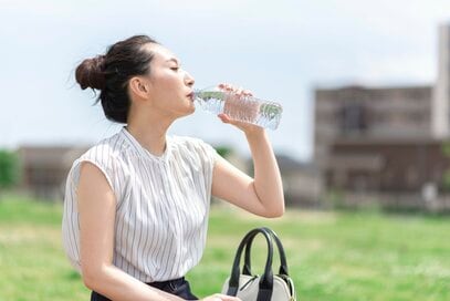 熱中症・夏バテのリスクも…梅雨から夏の“水の大量飲み”に要注意。暑い日の栄養補給「最強フード」は