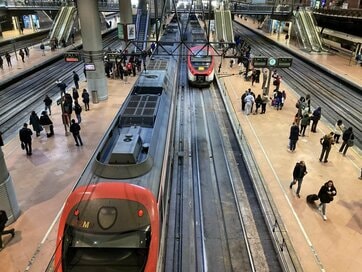 日本とスペインで違う「電車」事情。車内では居眠りしない、降りるときは意思表示が必要