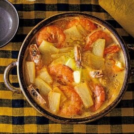 旬の大根を1本まるごと消費。エビとバターが香る絶品「鍋」