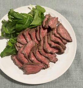 驚くほどやわらか「ローストビーフ」。繰り返しつくりたい簡単レシピとコツ
