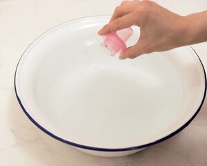 洗面器にお湯をため、中性洗剤を入れる