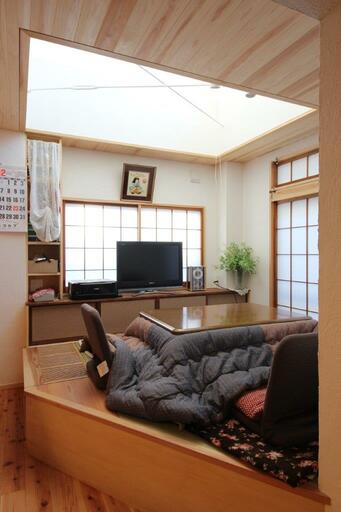畳リビングに冬はこたつを設置