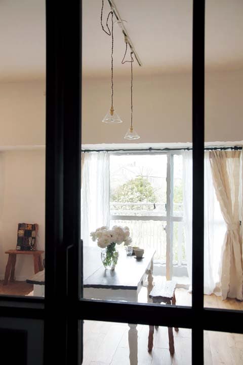 ガラス建具を介して外の緑が視界に入る