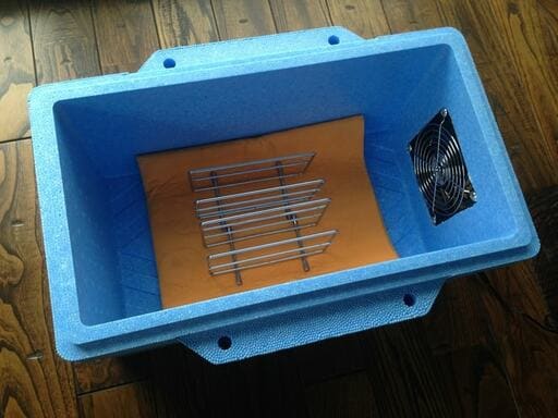 クーラーボックスに吸水クロスを敷く