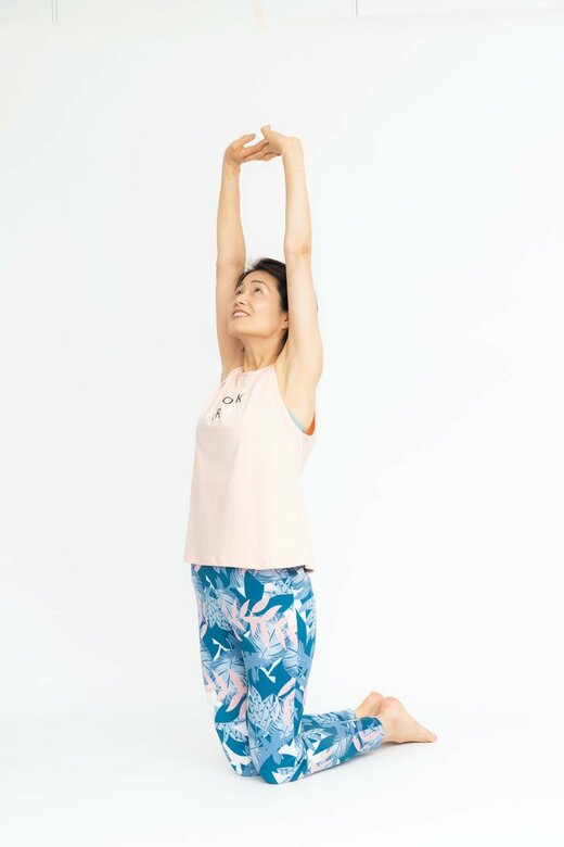 胸を開いて伸び