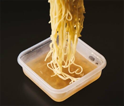 パスタを容器にいれる図