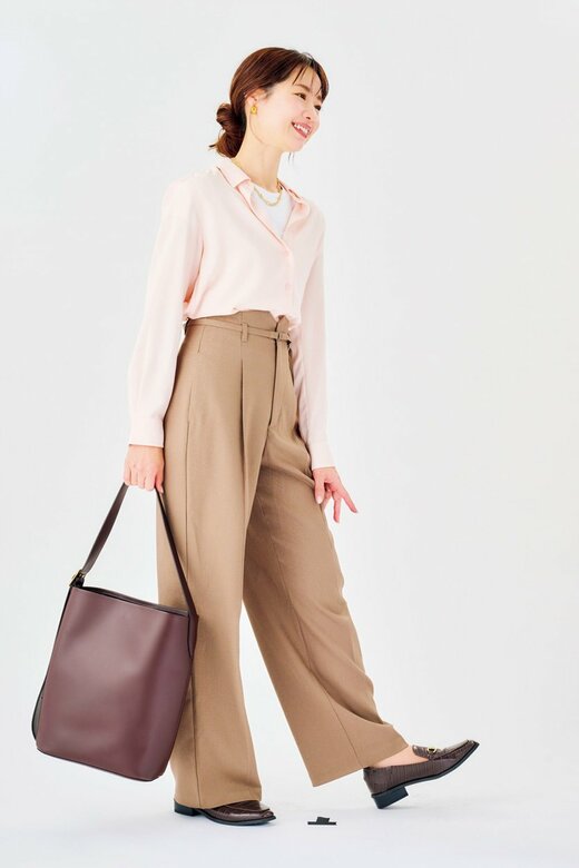 カバンを持ったキレイめスタイルの女性