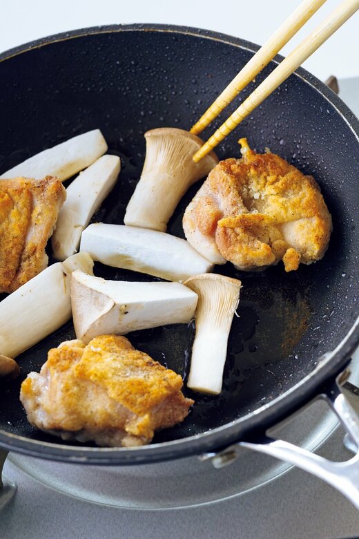 エリンギと肉を炒める