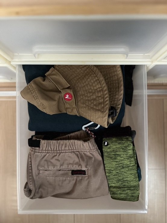 衣装ケースに入れた登山用の服