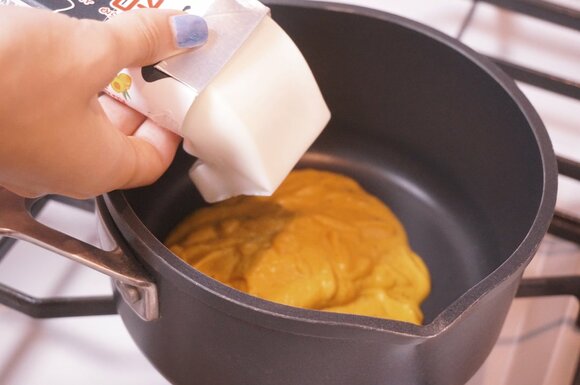 杏仁豆腐の中身を出して入れます