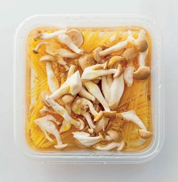 耐熱容器に麺と具材を入れた様子