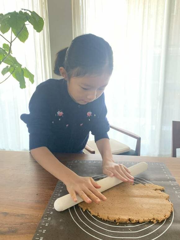 生地を面棒で伸ばす子ども