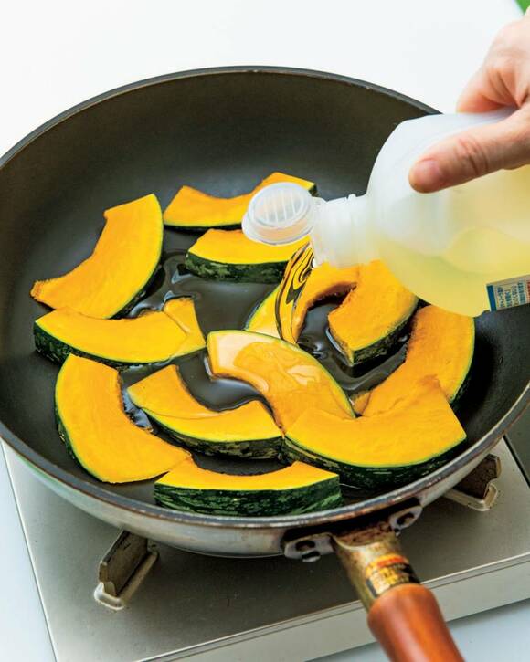 フライパンにかぼちゃと油