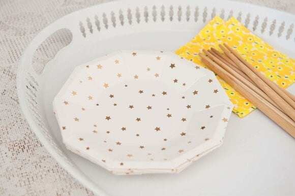 お客さま用の食器は使い捨てで割りきる