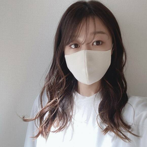 ホワイトマスクをつけた女性