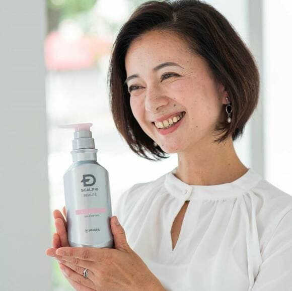 シャンプーを持つ女性