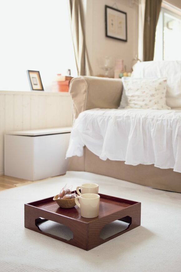 お膳をテーブル代わりに使っている様子