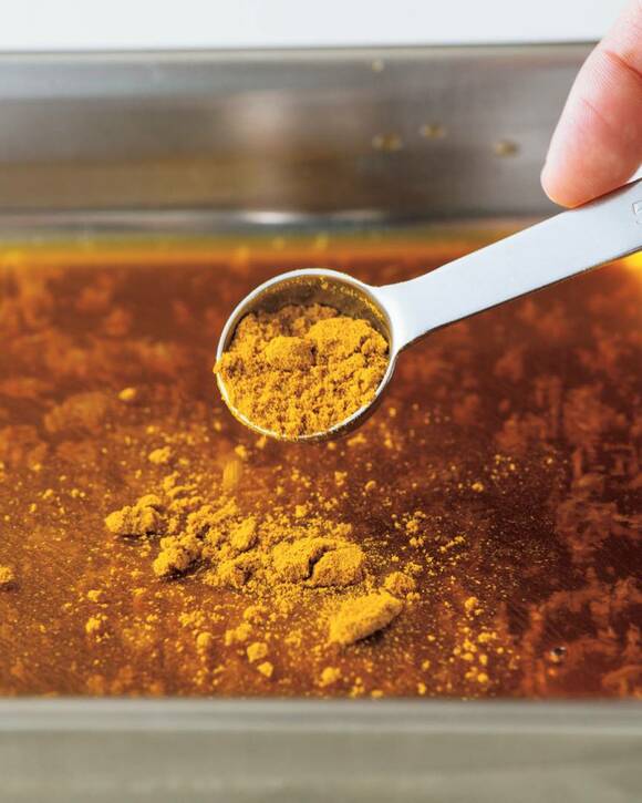 カレー粉を入れる
