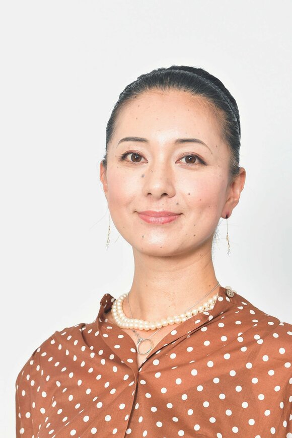 ドットがらシャツの女性