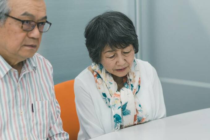 年配の男性と女性