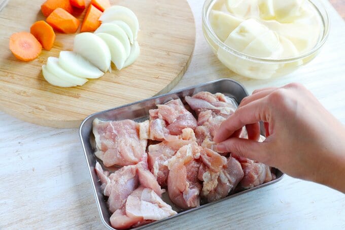 鶏肉にコショウふる