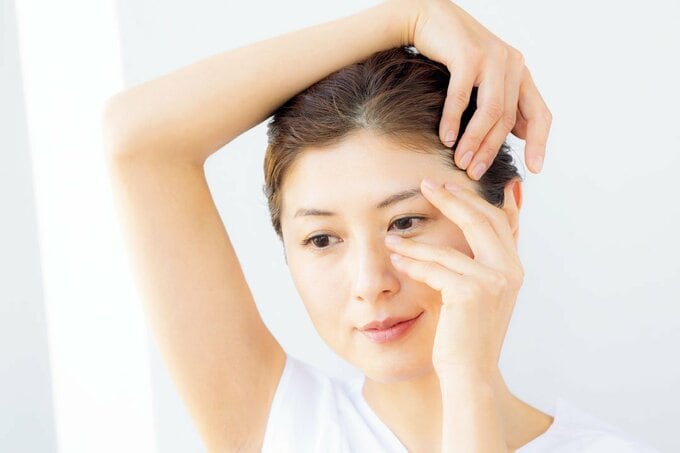 両指でこめかみを触る