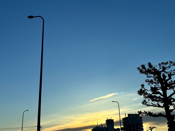 日が沈む直前の夕焼け空