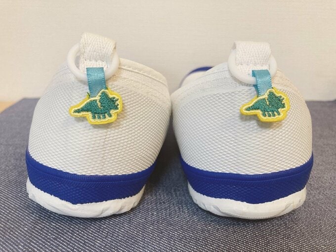 タグをつけた上履き