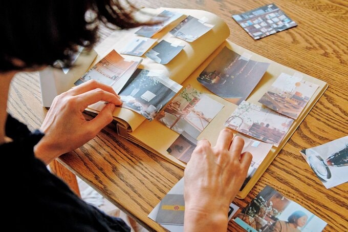 スクラップブックを作成している様子