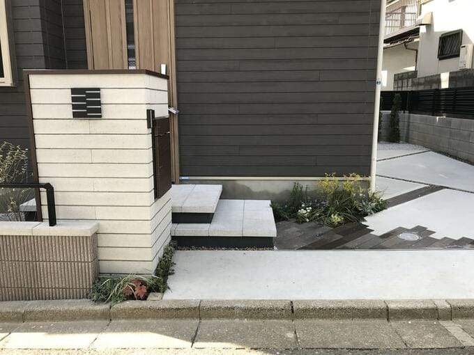 構造物とコンクリートの床が接する部分に緑を入れる