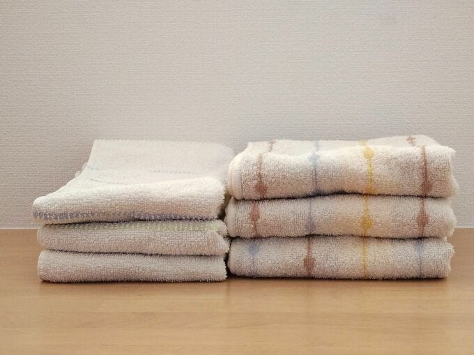 左は古いタオル、右は新しいタオル。並べてみると厚みは一目瞭然