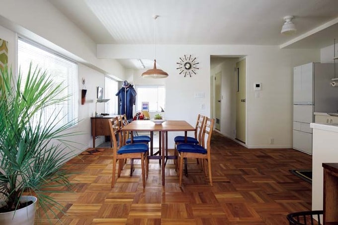 チークのパーケットフローリングが映えるLDK