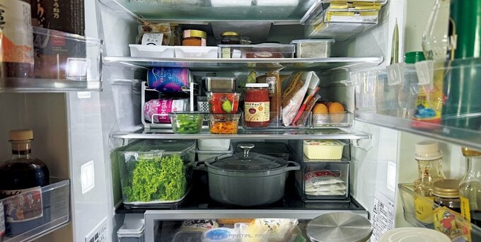 食品が詰め込まれた冷蔵庫内
