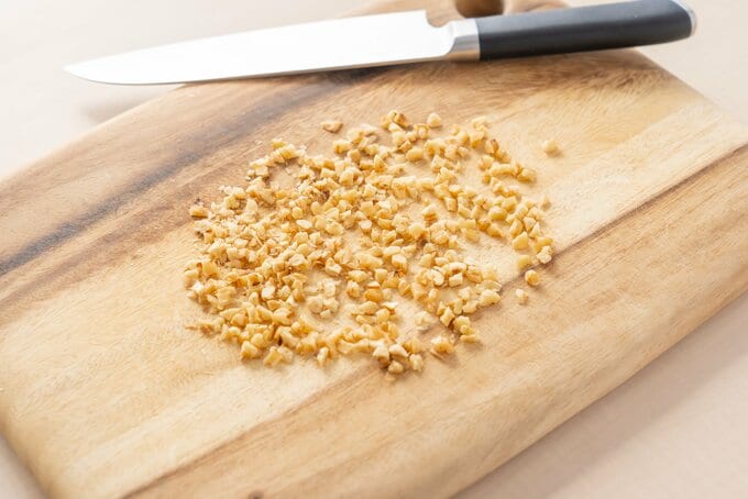 包丁で刻んだくるみ