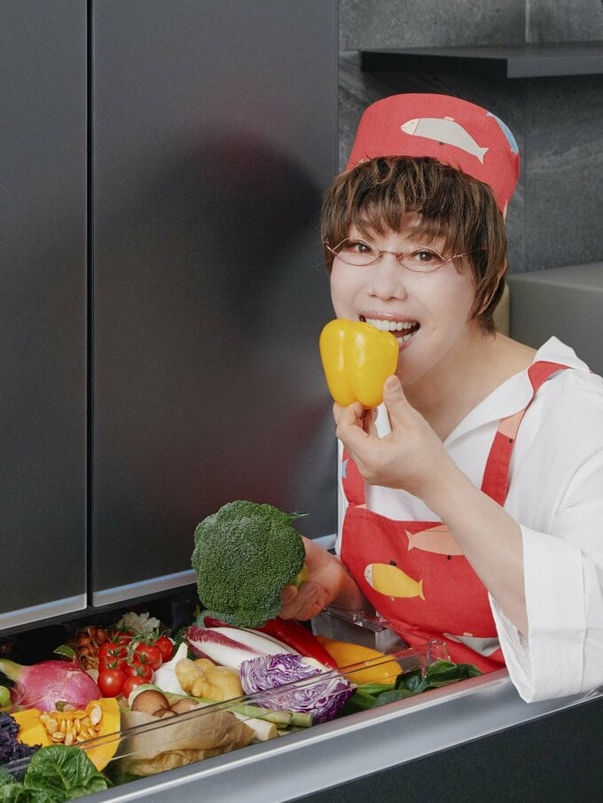 野菜を手にするレミさん