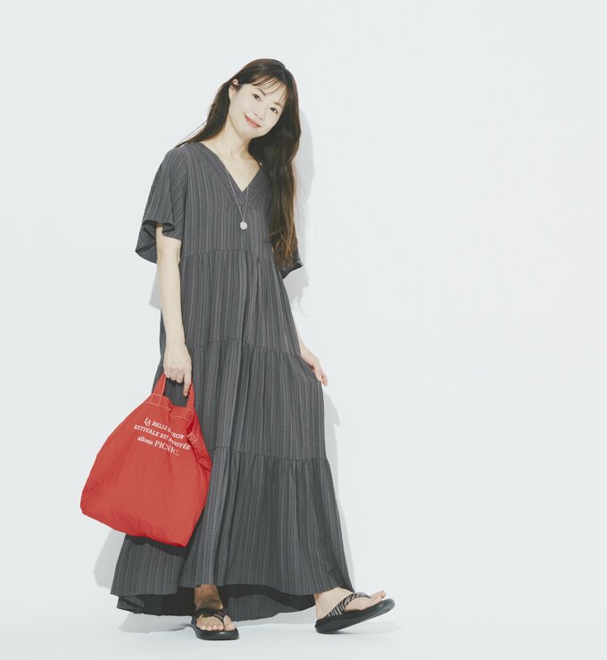 グレーのワンピースを着た女性