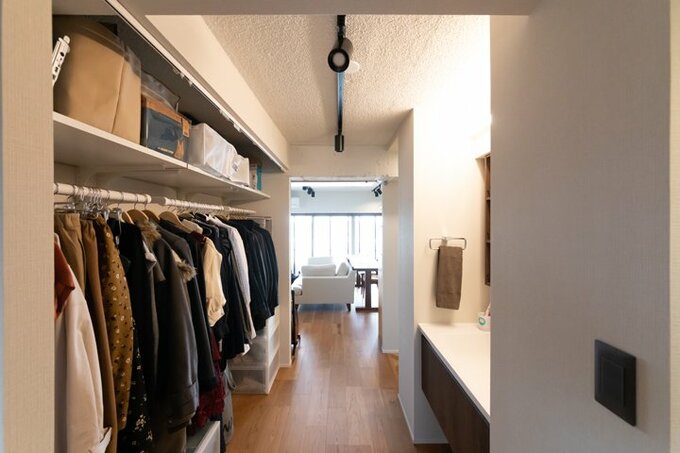 廊下に配置したオープンクローゼット