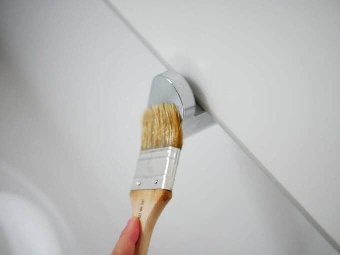 浴室の壁に刷毛で塗る