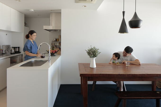 吊戸棚を撤去したオープンキッチン