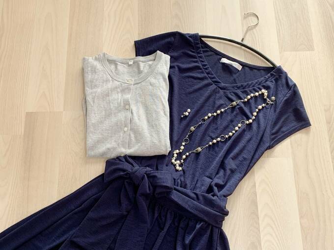 紺色のワンピースのコーデ