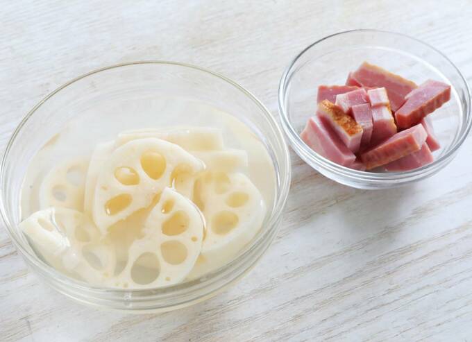 切ったレンコンとベーコン