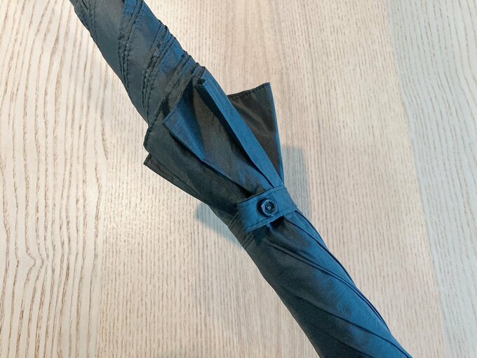 傘を巻いて留める