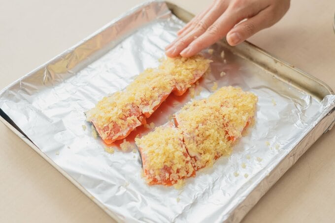 フライ!トースターでつくる鮭のサクサクパン粉焼き」切り身にパン粉